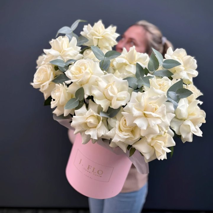 25 Французских белых роз в боксе в Магнитогорске