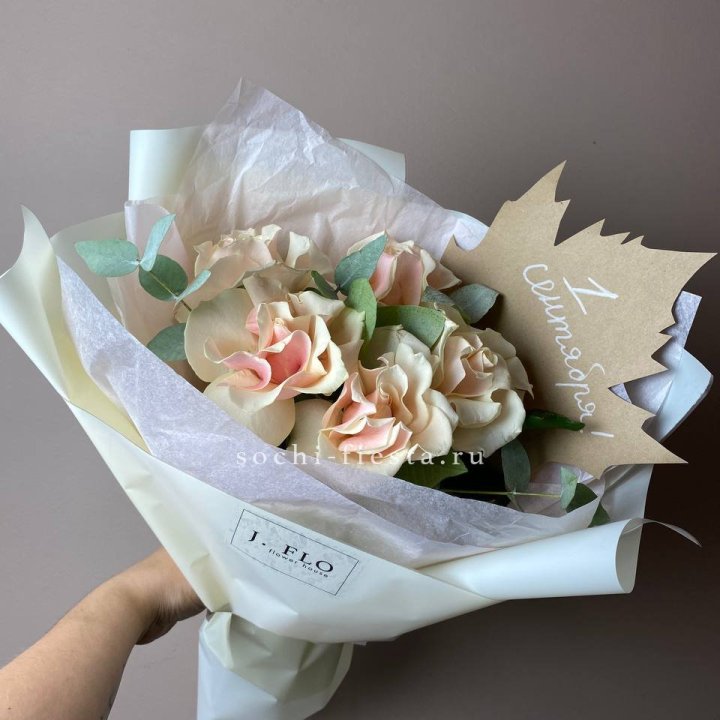 Букет кремовых роз к дню знаний в Магнитогорске