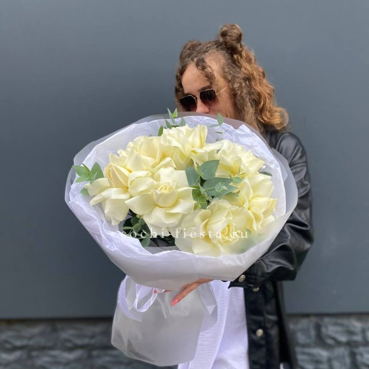 7 Белых французских роз  в Магнитогорске