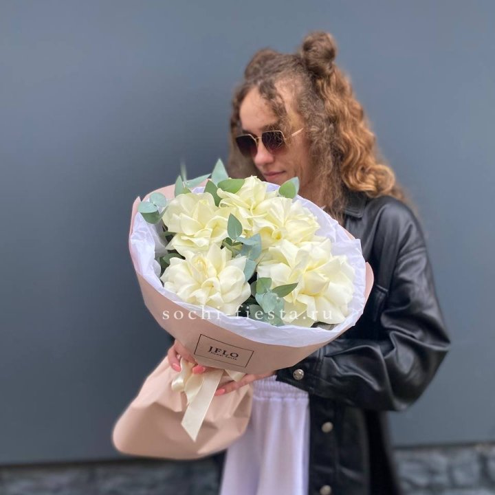 5 Белых французских роз в Магнитогорске