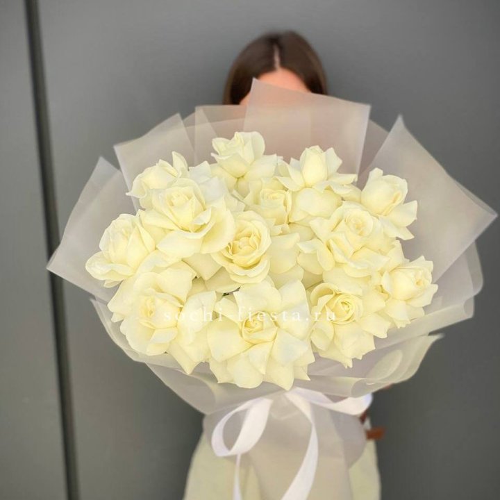 13 белых роз в Магнитогорске