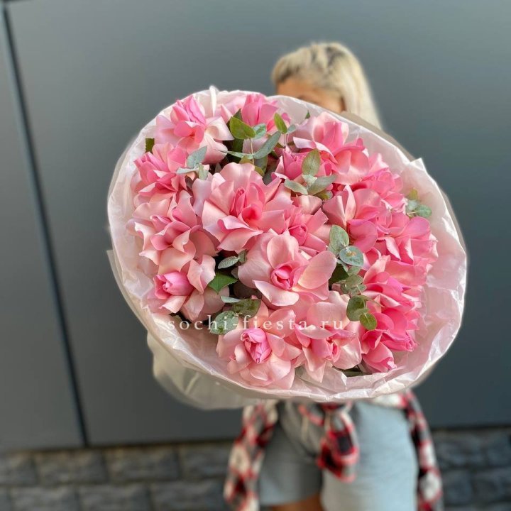 17 розовых роз в Магнитогорске