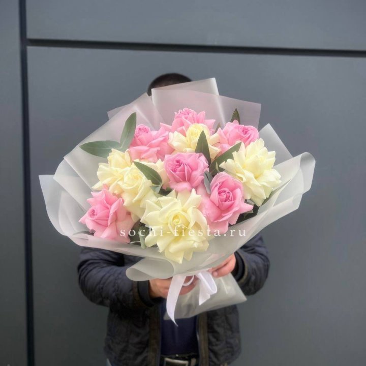 11 бело-розовых роз в Магнитогорске