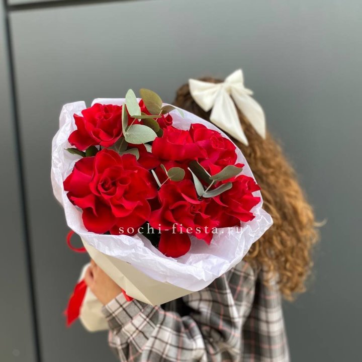 7 красных французских роз в Магнитогорске