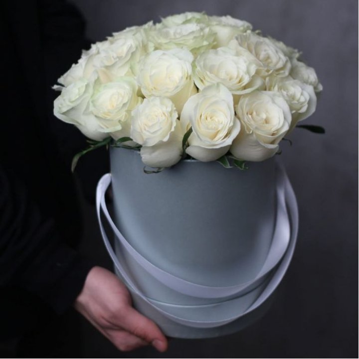 15 белых роз в цилиндре в Магнитогорске