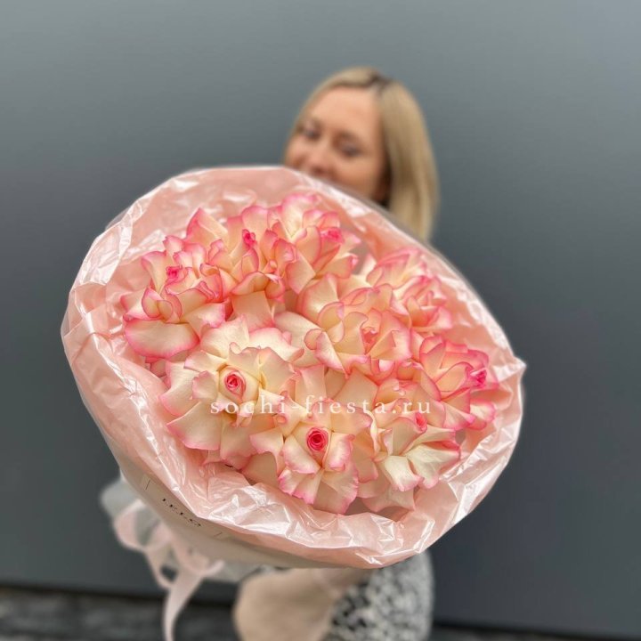 9 французских роз Джумилия в нежном оформлении в Магнитогорске