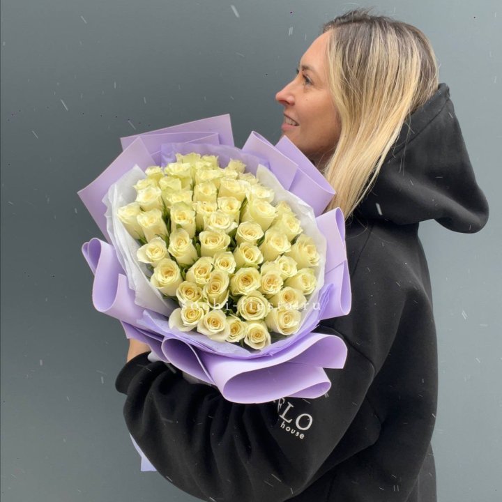 51 белая кенийская роза в оформлении в Магнитогорске