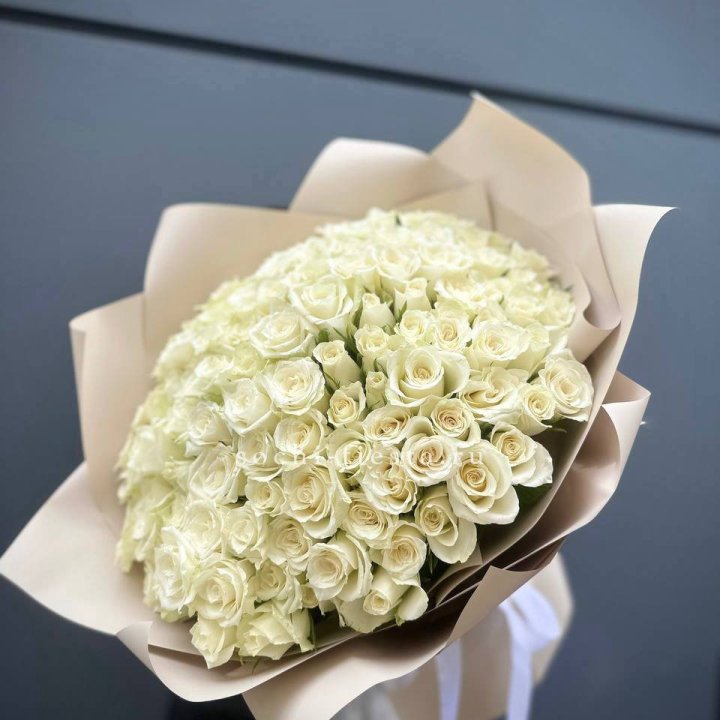 101 белая роза Атена в Магнитогорске