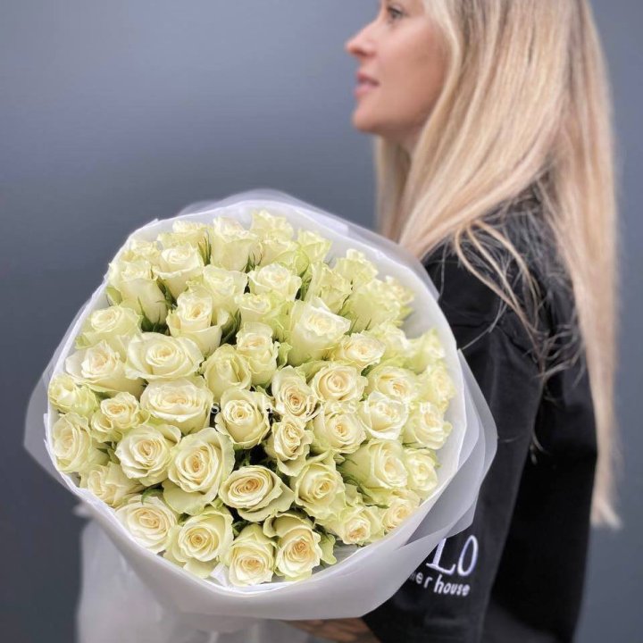 Воздушный букет из 51 белой кенийской розы в Магнитогорске