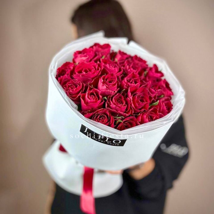 Букет красных роз мадам ред в Магнитогорске
