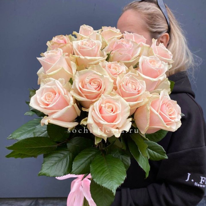 15  кремовых высоких роз в Магнитогорске