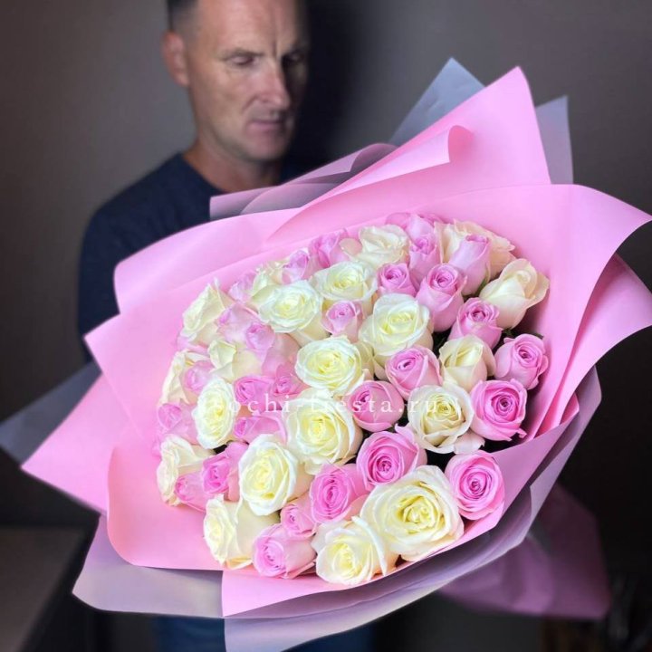 51 белых и розовых роз в Магнитогорске
