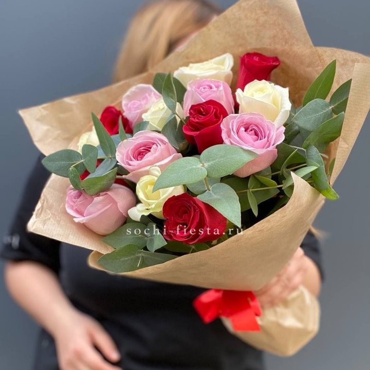 Букет из 15 роз с эвкалиптом в Магнитогорске