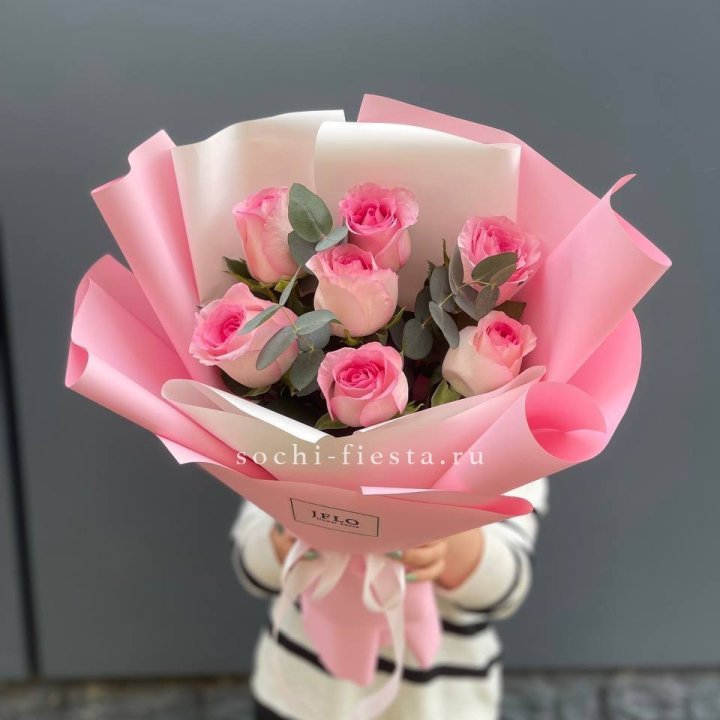 7 роз с эвкалиптом в Магнитогорске