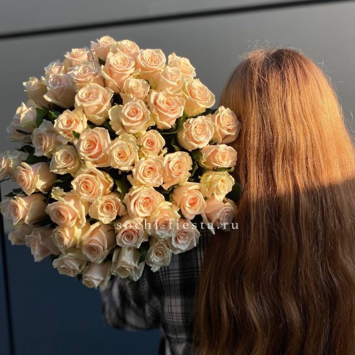 Охапка кремовых роз в Магнитогорске