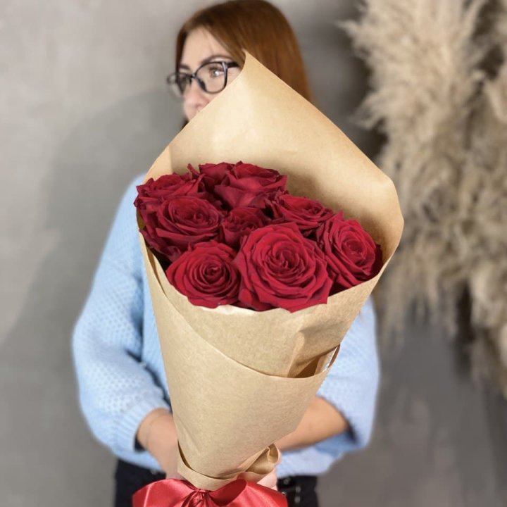 9 красных роз в крафте в Магнитогорске