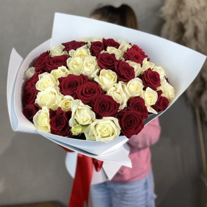 51 красная и белая роза в Магнитогорске