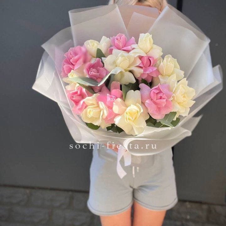 15 бело-розовых роз в Магнитогорске