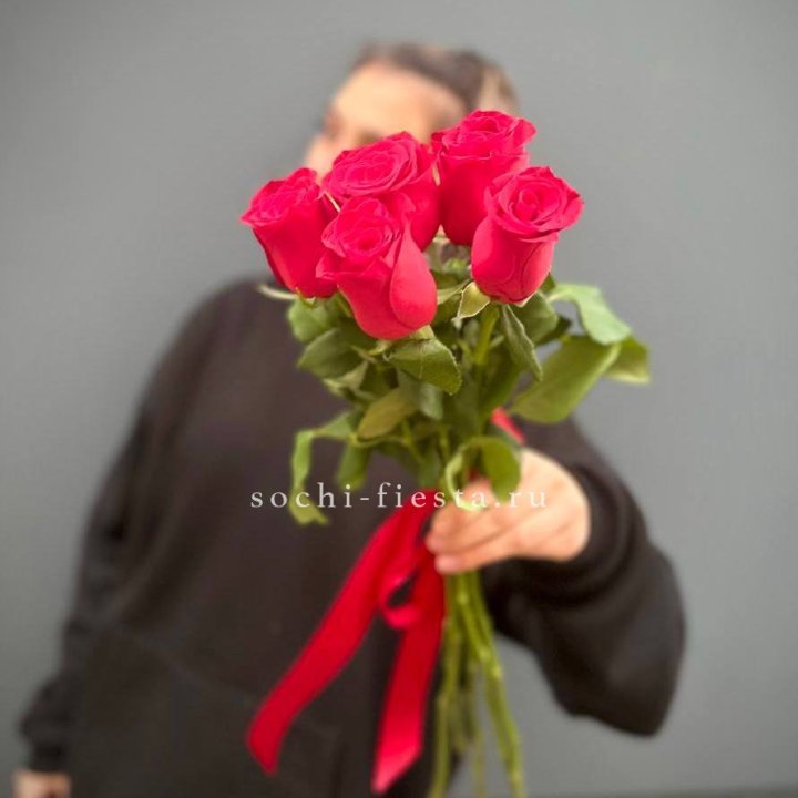 Букет 5 красных роз  в Магнитогорске