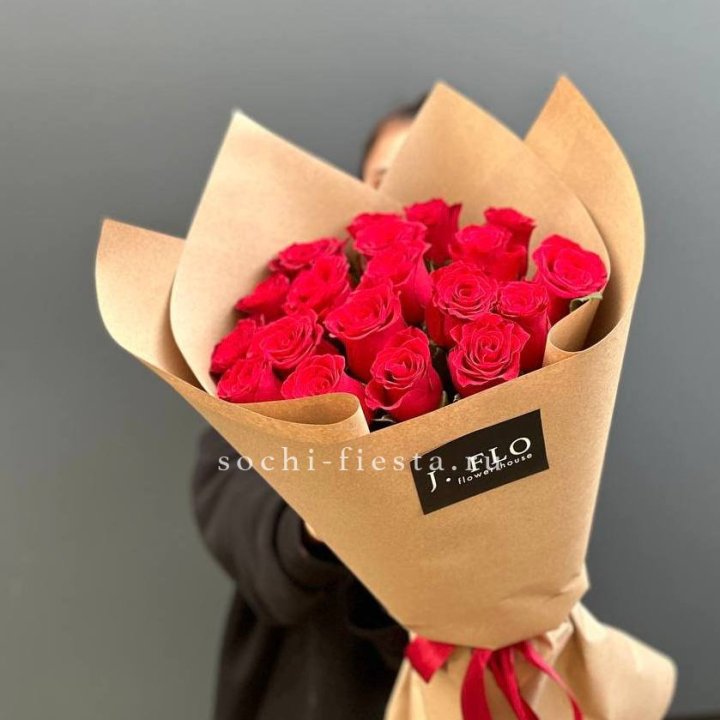 19 красных роз в крафте в Магнитогорске
