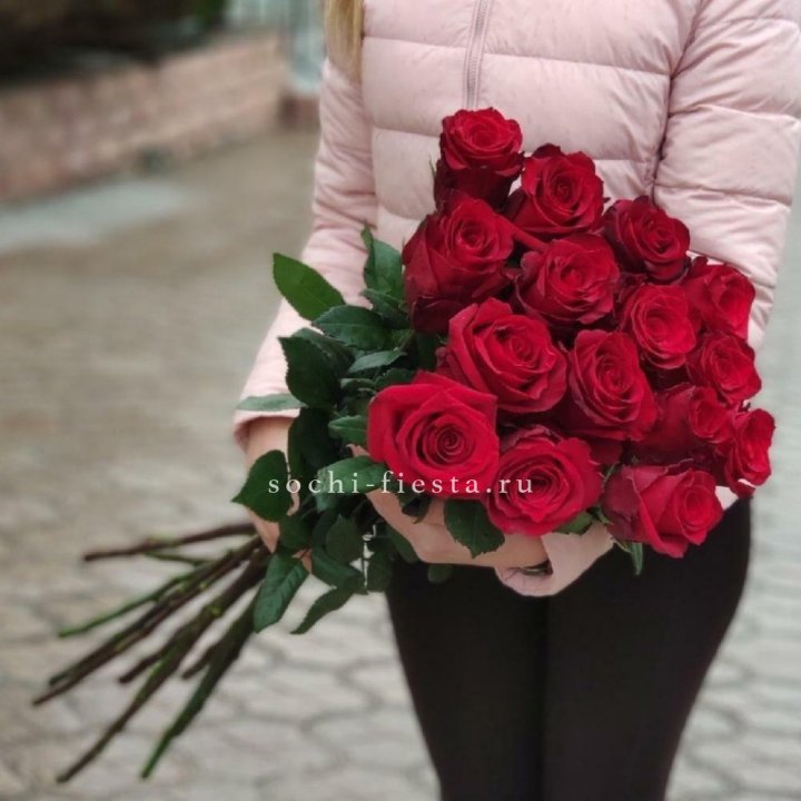 15 высоких красных роз в Магнитогорске