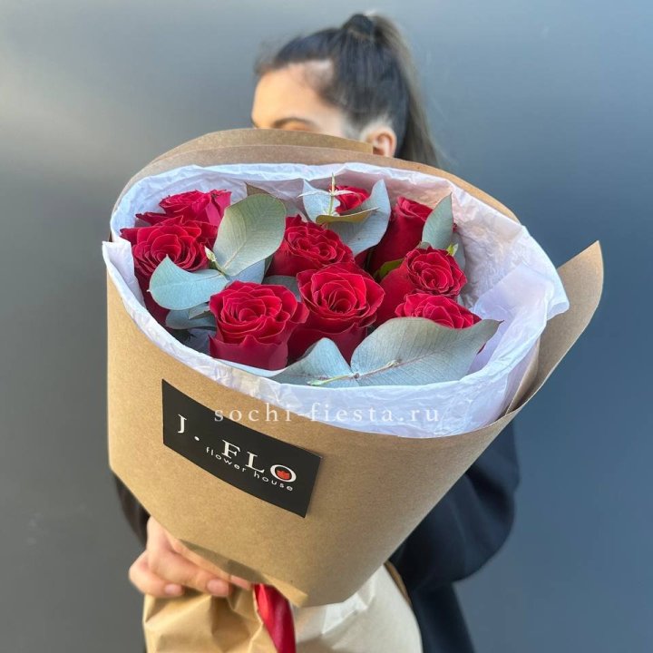 9 роз с эвкалиптом в Магнитогорске