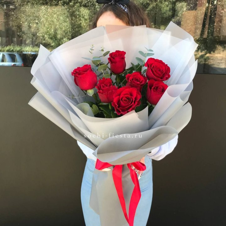 7 красных роз с эвкалиптом  в Магнитогорске