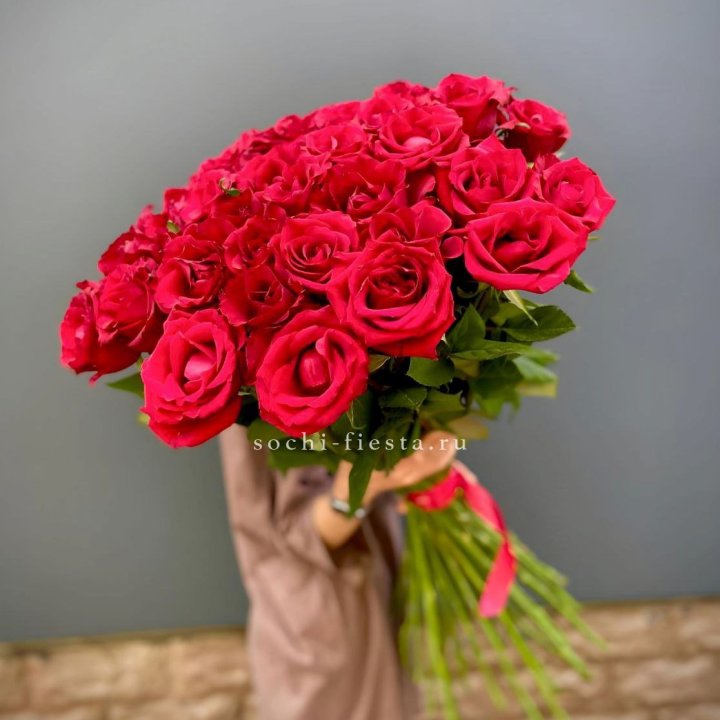 51 высокая красная роза в Магнитогорске