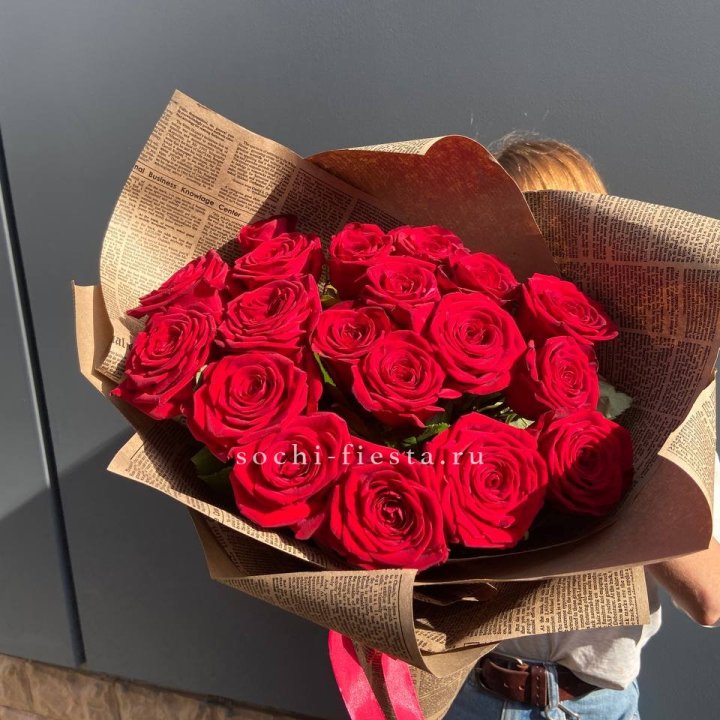 19 красных роз Леди Крафт в Магнитогорске