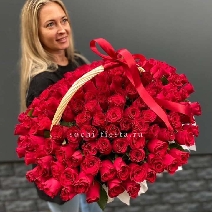 151 красная  роза в корзине в Магнитогорске