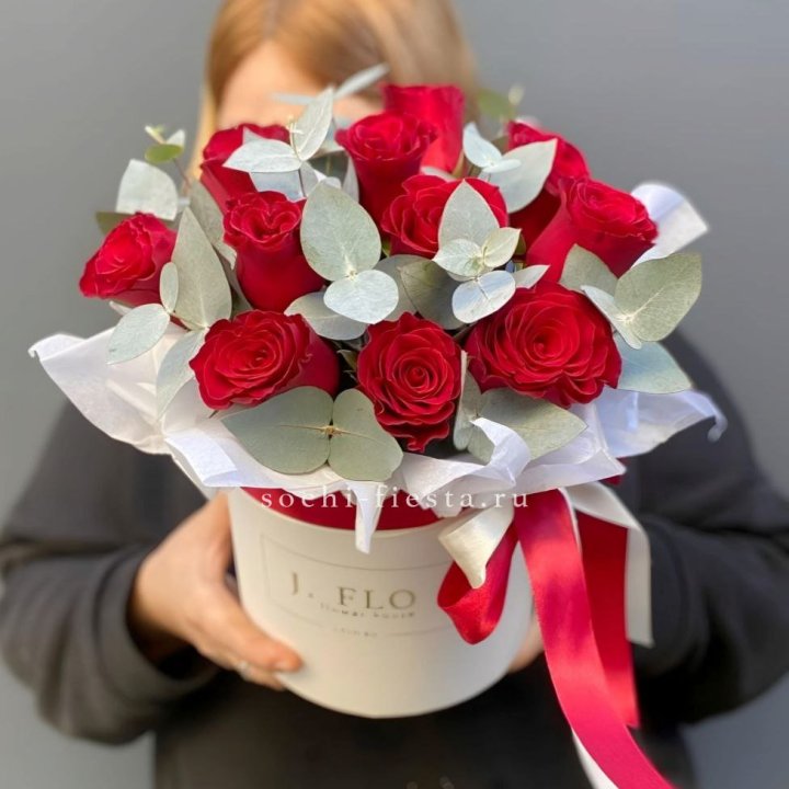 11 роз в шляпной коробке в Магнитогорске