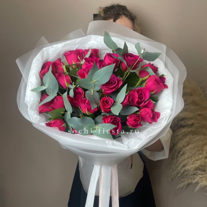 25 малиновых роз с эвкалиптом в Магнитогорске