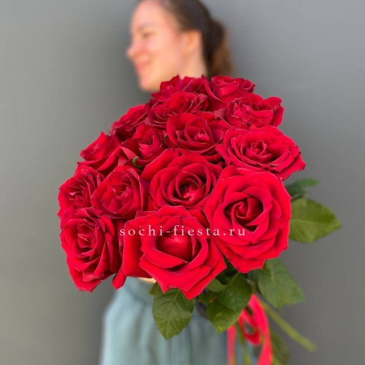 15 красных роз под ленту в Магнитогорске
