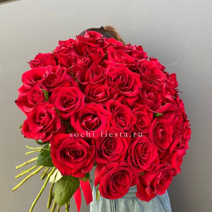 35 красных роз под ленту в Магнитогорске