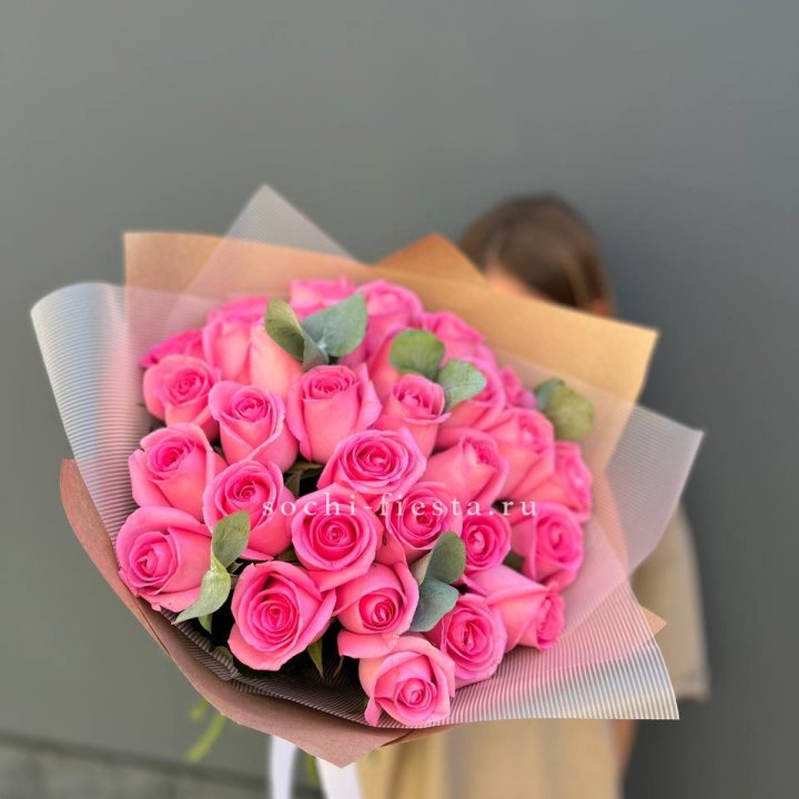 31 розовая роза с эвкалиптом в Магнитогорске