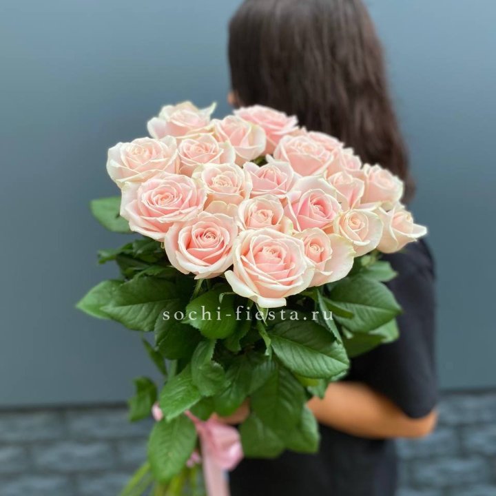 Высокие розовые розы в Магнитогорске