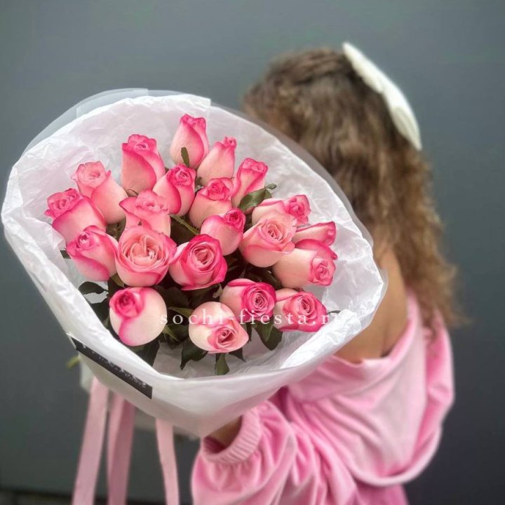 21 розовые розы Венди  в оформлении в Магнитогорске