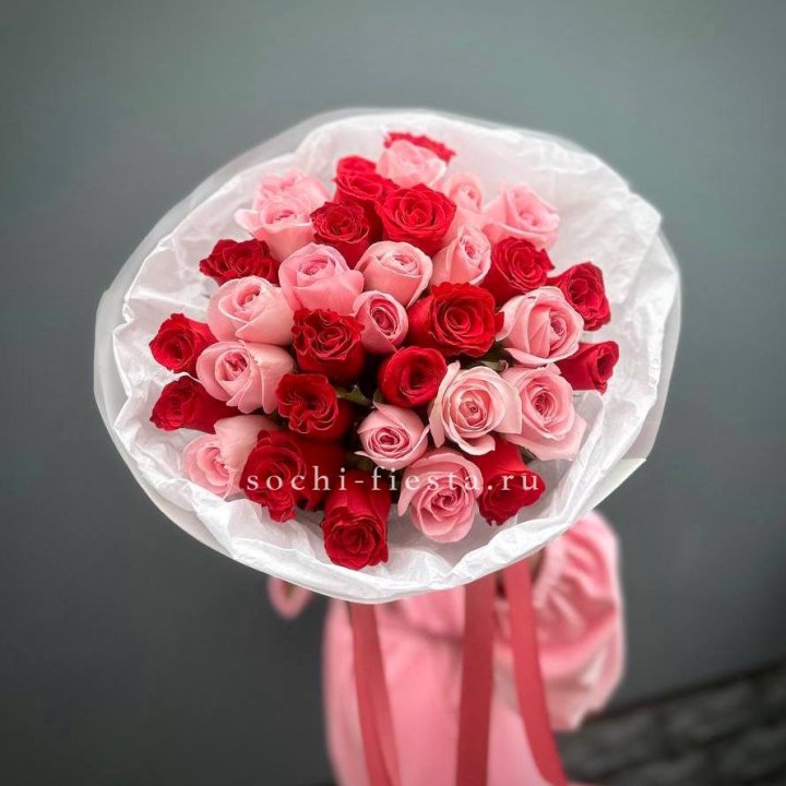 Букет красных и розовых 35 роз в Магнитогорске