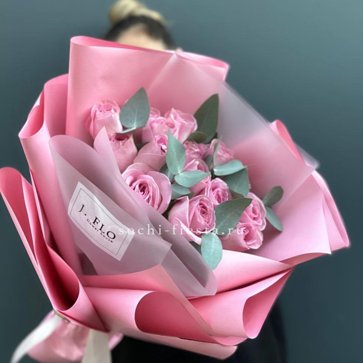 15 Розовых роз с эвкалиптом в Магнитогорске