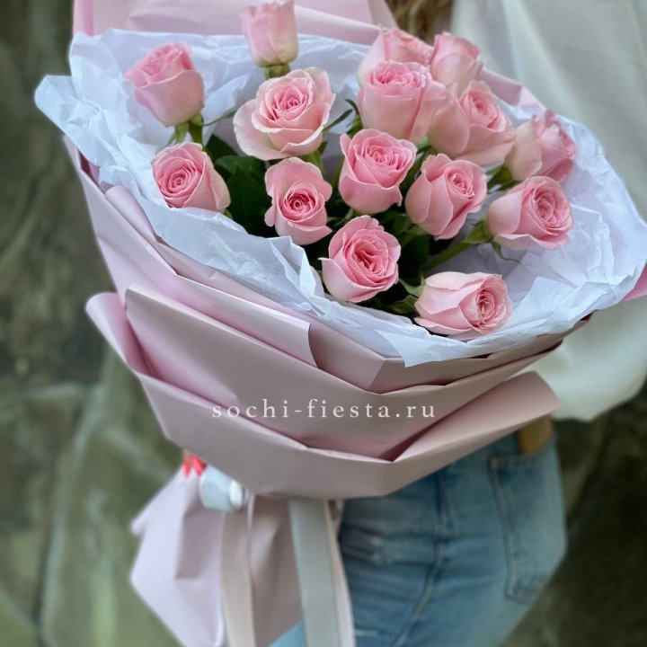 Розовые розы в авторском оформлении в Магнитогорске