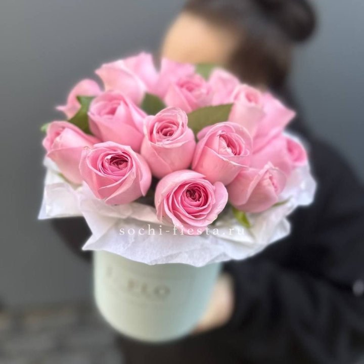 17 розовых роз в цилиндре в Магнитогорске