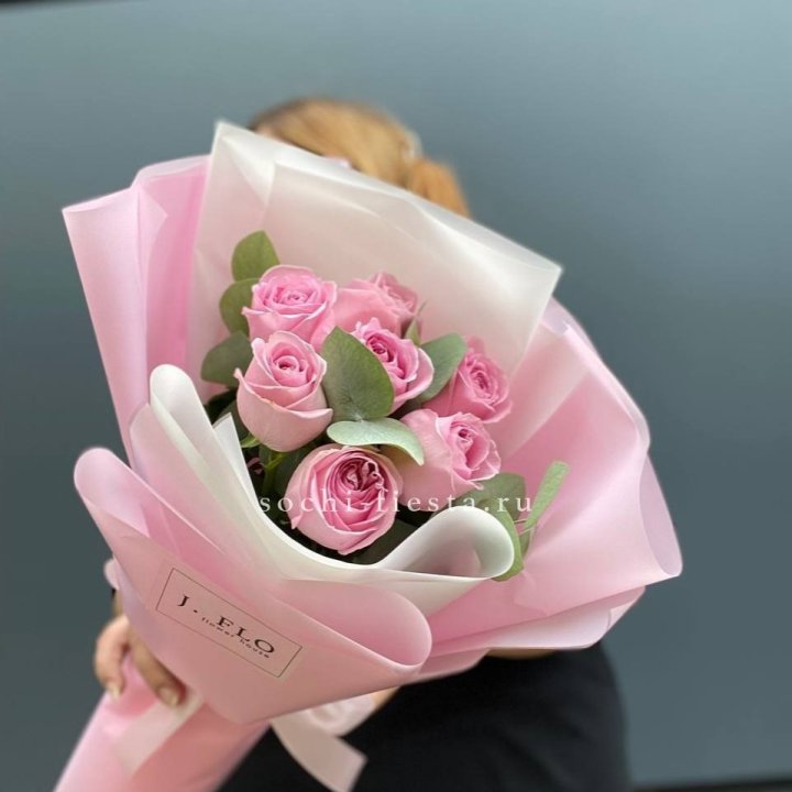 7 розовых роз с эвкалиптом в Магнитогорске