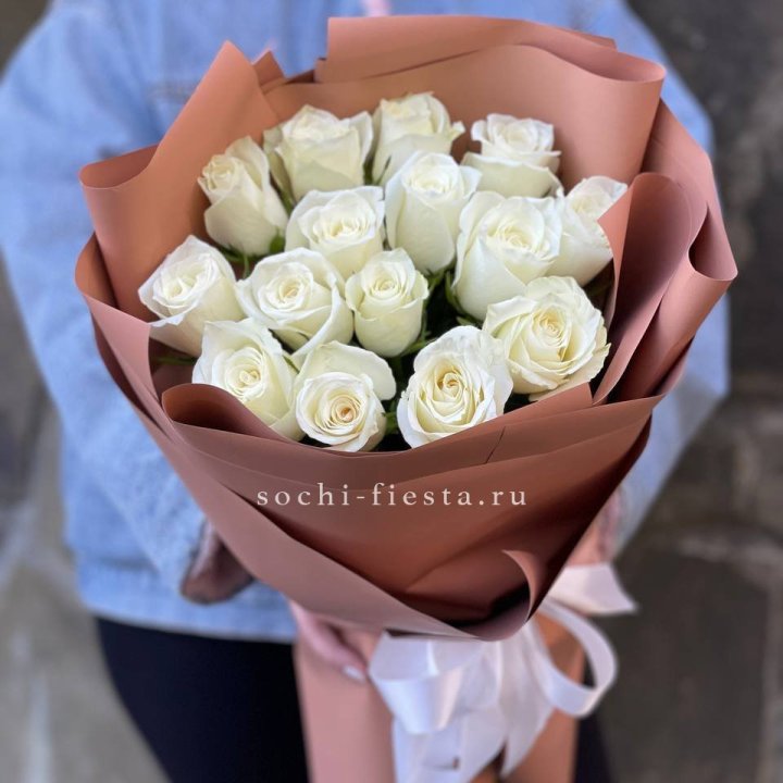 15 белых роз сиена в Магнитогорске