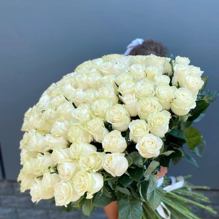 101 белая высокая роза в Магнитогорске