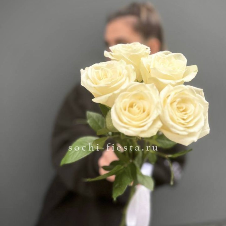 Букет 5 белых роз  в Магнитогорске