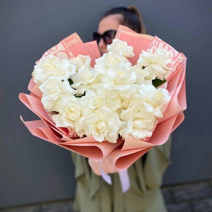 Белые розы "Аморе" в Магнитогорске