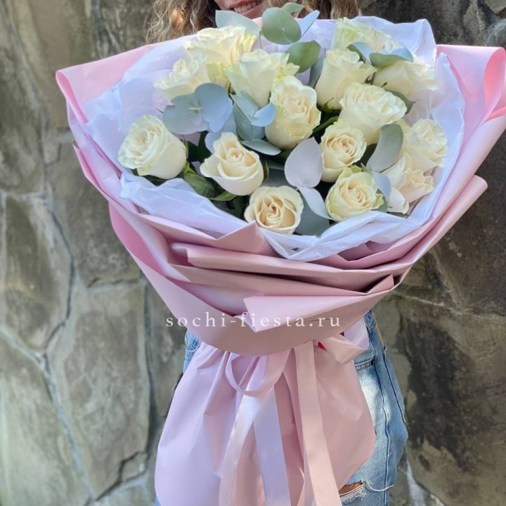 Белые розы в авторском оформлении в Магнитогорске