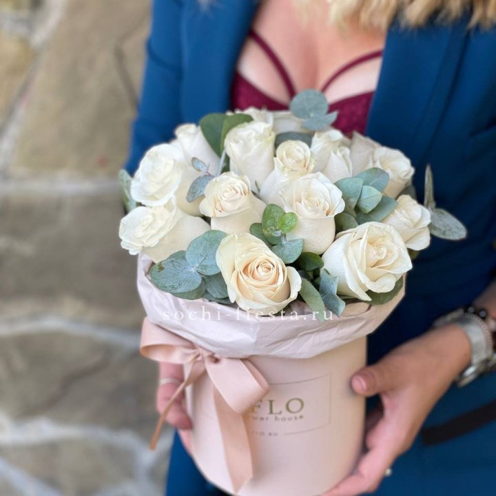 Цилиндр из белых роз в Магнитогорске