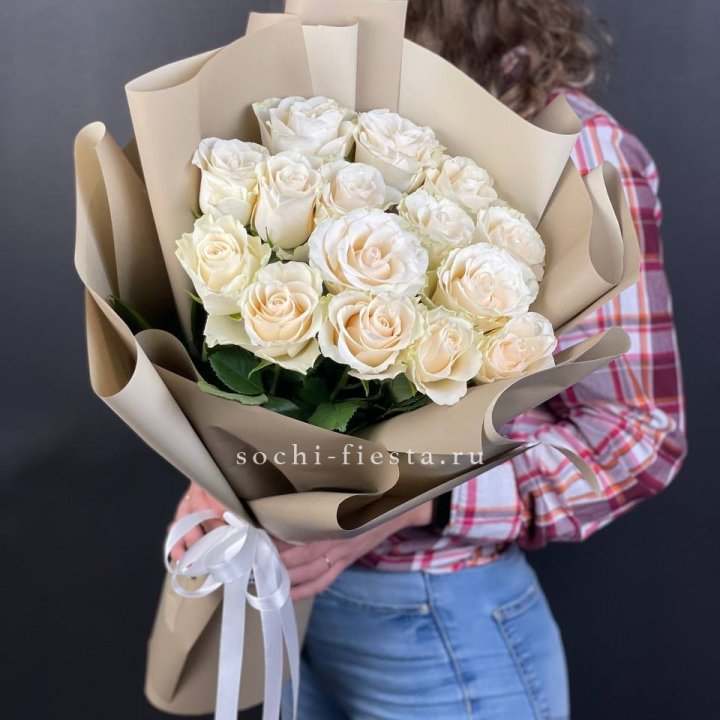 15 белых роз кофе в Магнитогорске
