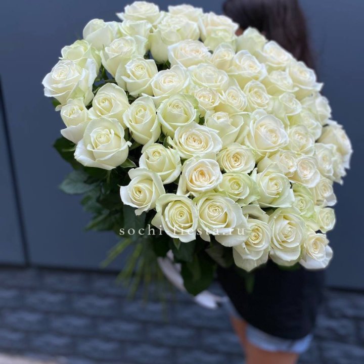 51 белоснежная высокая роза в Магнитогорске
